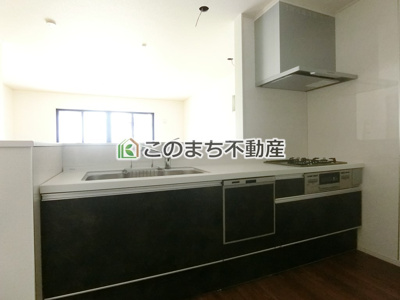 【キッチン】 | いろどりアイタウン古河市三杉町1丁目　 | 同社施工物件写真。※建具やフローリング、その他仕様が異なる場合がございます。