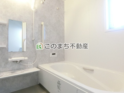【浴室】 | いろどりアイタウン古河市三杉町1丁目　 | 同社施工物件写真。※建具やフローリング、その他仕様が異なる場合がございます。
