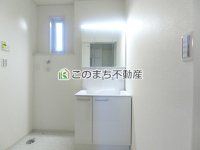 【洗面所】 | いろどりアイタウン古河市三杉町1丁目　 | 同社施工物件写真。※建具やフローリング、その他仕様が異なる場合がございます。