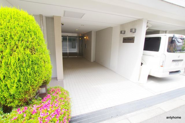 ノスダルジョン　仲介手数料無料のエントランス