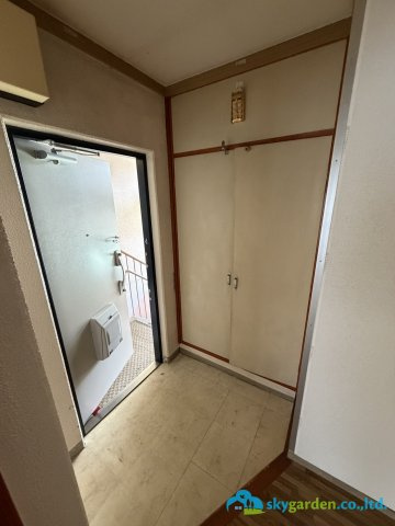 くずは台団地　1号棟の玄関