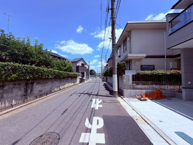 【前面道路含む現地写真】 | 練馬区東大泉６丁目　新築戸建て　２号棟 | 落ち着いた低層住宅街の一角、穏やかな街並みが広がります
