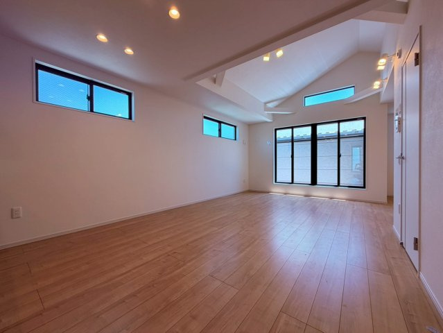 【居間・リビング】 | 練馬区東大泉６丁目　新築戸建て　２号棟 | 室内には豊かな陽光が注ぎ込み、爽やかな住空間を演出しています
