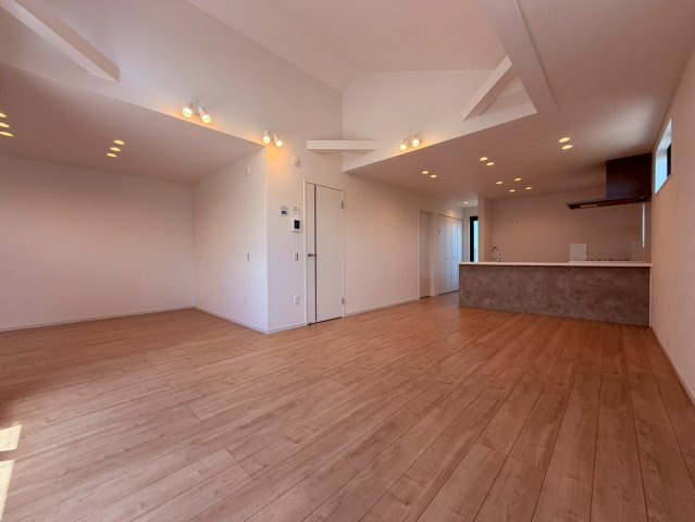 【居間・リビング】 | 練馬区東大泉６丁目　新築戸建て　２号棟 | 何気のない家族団らんの時間、そんな幸せを感じさせてくれる場所
