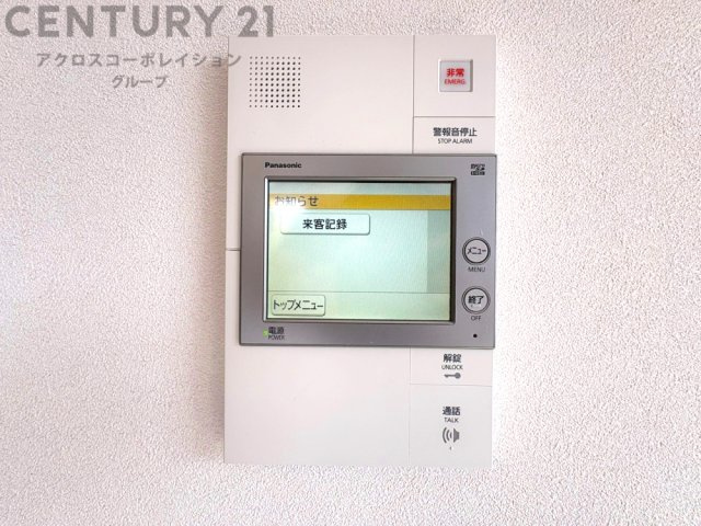 訪問者が来たときにテレビ画面で確認できるため、安心してドアを開けられます。録画機能があるものもあり、留守中に来訪者を記録しておくことができます。利便性が高く、セキュリティ面でも安心です。