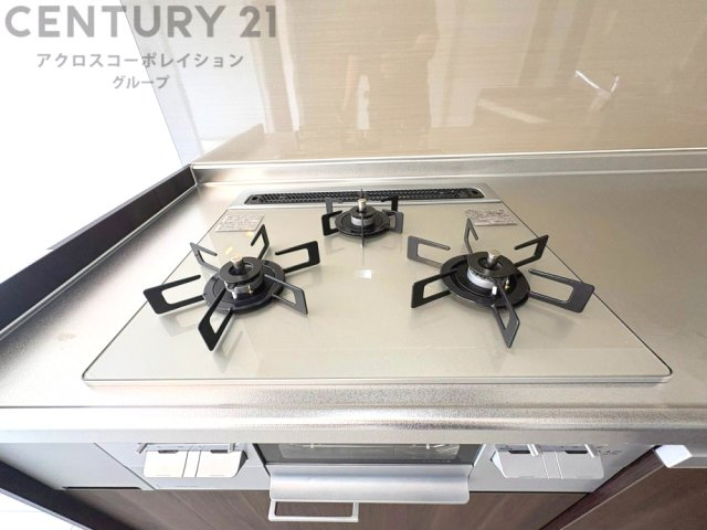 多数の調理器具を同時に使用でき、料理の効率化が可能。省エネで節約になり、様々な料理スタイルに適応できます。また、火力調整が独立しており、手入れや掃除もしやすく、今よりもっとお料理が楽しくなるかも。