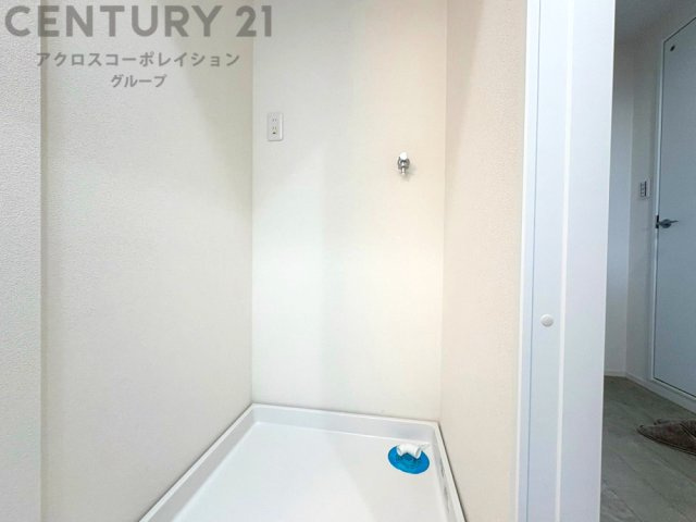 洗濯物の仕分け作業がしやすく、整理整頓が容易になります。洗濯音や湿気を他の部屋に持ち込まず、生活環境を快適に保ちます。上部を活用すれば収納スペースを確保でき洗剤や洗濯用品の整理もしやすくなります。
