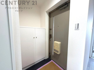大きな玄関収納付きの玄関です　家族皆様の履物をしっかり収納できます
