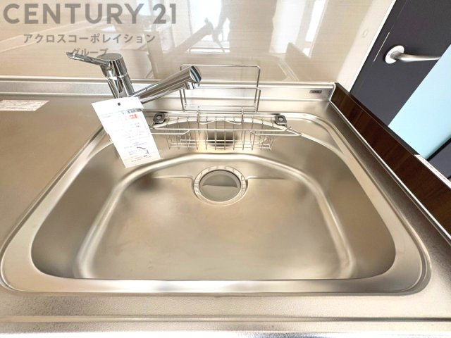 大きなシンクでお鍋などの大きな調理器具を洗う際にも便利です。
