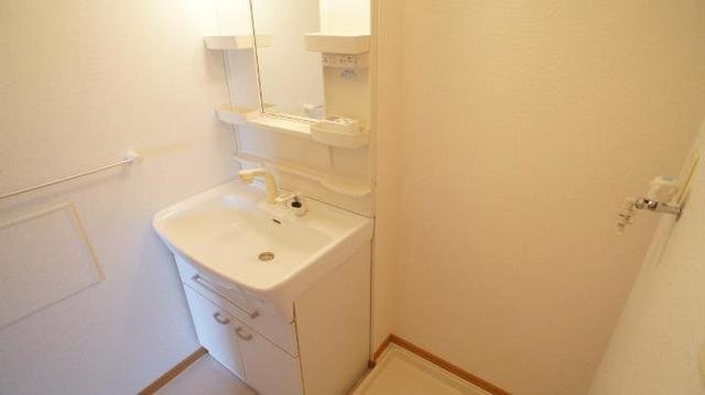 アメニティーⅠの洗面所|明るい洗面所です