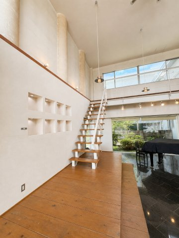 【内装】 | 堀池店舗付き戸建 | 階段が空間のアクセントを演出