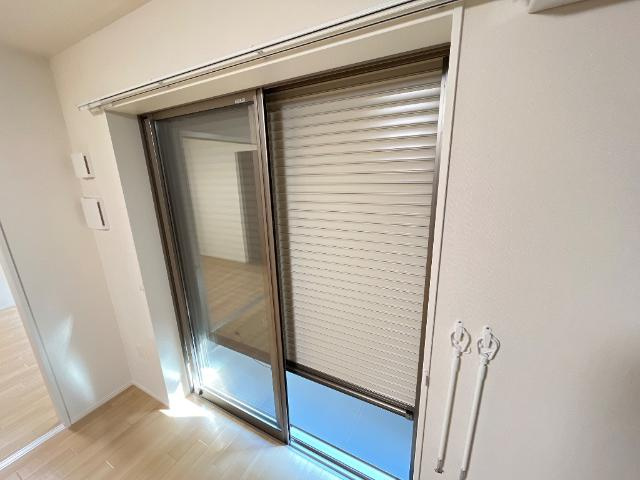 コスモスの玄関|シャッター