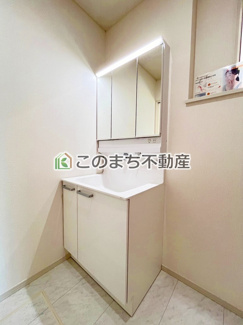 【洗面所】 | いろどりアイタウン古河市三杉町1丁目　 | 同社施工物件写真。※建具やフローリング、その他仕様が異なる場合がございます。