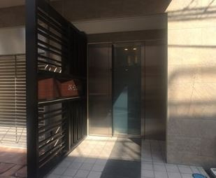 新宿御苑荘のエントランス|新宿御苑荘