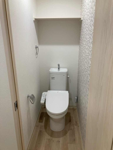 温水洗浄便座付きのトイレです♪