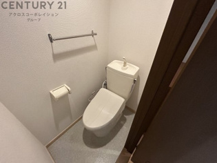 温水洗浄便座付きのトイレです☆