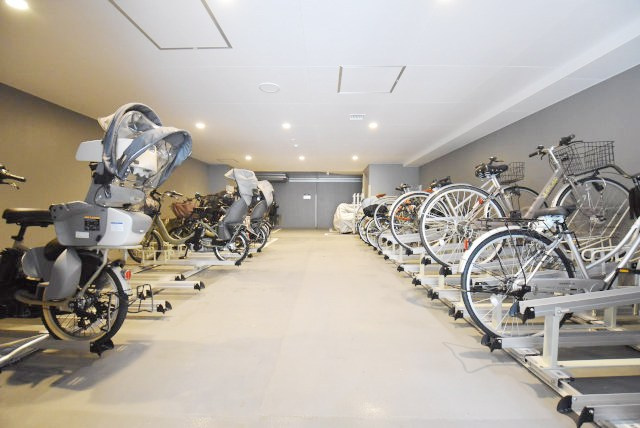 【駐輪場】 | THE　ASAKUSA RESIDENCE | 自転車置き場。マンションの共用部にあたります。空きの有無や駐輪料金、各戸の台数制限などについては、改めてお問い合わせください。～即日のご見学可能～　お問合せはお気軽にどうぞ。
