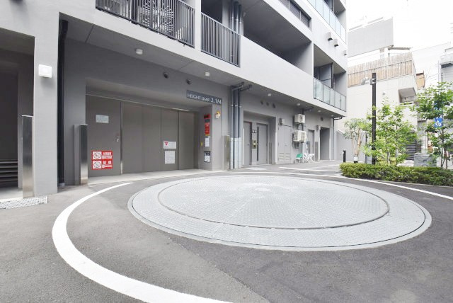 【駐車場】 | THE　ASAKUSA RESIDENCE | マンションの駐車場スペース。空きの有無や駐車料金、サイズ規定などについては、改めてお問い合わせください。～即日のご見学可能～　お問合せはお気軽にどうぞ。
