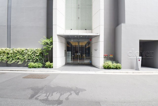 【エントランス】 | THE　ASAKUSA RESIDENCE | マンションの正面エントランス。出入りする人間を癒してくれるマンション入り口であり、その建物の「顔」でもあります。～即日のご見学可能～　お問合せはお気軽にどうぞ。
