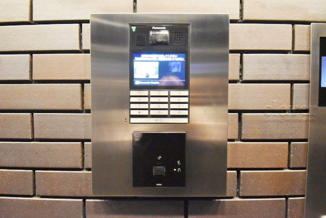 【防犯設備】 | THE　ASAKUSA RESIDENCE | モニター（カメラ）付きのオートロックが備えられています。建物のセキュリティ能力の高さは、欠かすことのできないチェックポイントになります。～即日のご見学可能～　お問合せはお気軽にどうぞ。
