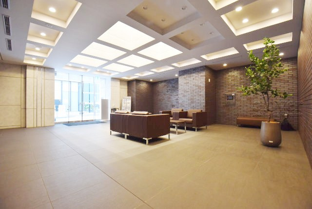 【ロビー】 | THE　ASAKUSA RESIDENCE | マンションの建物内に入って最初に目にする空間が、このエントランスホールです。それほど広くはありませんが、しっかりと清潔感が保たれています。～即日のご見学可能～　お問合せはお気軽にどうぞ。
