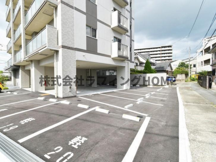 久留米市野中町の賃貸マンションの駐車場