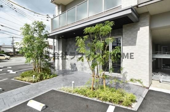 久留米市野中町の賃貸マンションのエントランス|ゆとりのあるエントランスです