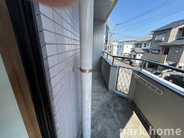 ロイヤルハウス比島Bのバルコニー|外からの目が気にならないバルコニーで洗濯物が干せます