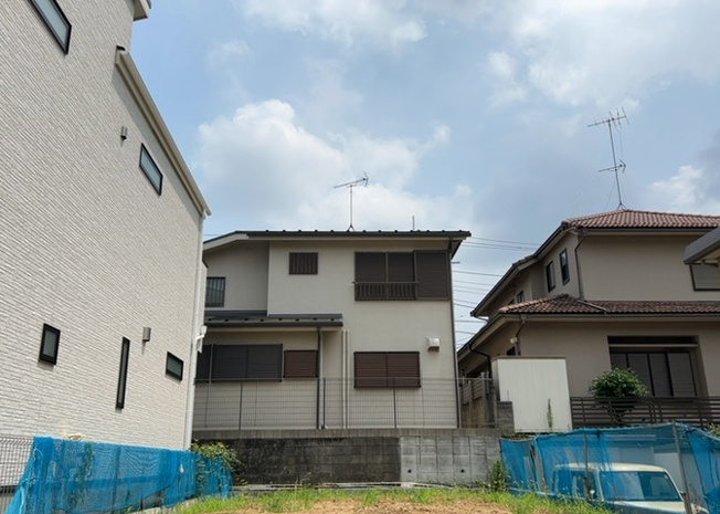 【バルコニー】 | バルコニーは、室外の専用スペースのうち、「屋根がなく開放された空間」であるものを指します。ベランダより広いタイプのものが多く、日当たりもよいため家庭菜園などを楽しみたい人にとって適した環境となります。