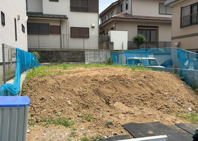 【構造・工法・仕様】 | ベタ基礎とは、柱の位置に関係なく全体に基礎がある事を指し、面積が大きい分建物の重さを全体に分散できます。また、地面からの湿気や害虫を遮断でき、木造住宅で心配されるシロアリ被害を防ぐ効果も期待できます。