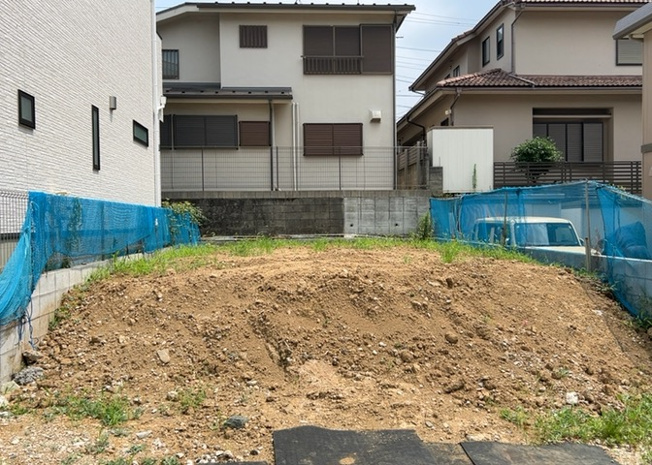 【冷暖房・空調設備】 | 基礎パッキング工法とは、床下の換気確保のため基礎と土台の間に緩衝材を挟み込む工法です。土台の下に数十センチの間隔で設置されるため、全体的な隙間が生まれます。床下換気口に比べて高い通気性が確保されます。