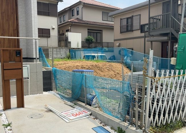 【外観】 | 現地に行くなら、物件の周囲の地形がどうなっているかを見ることも大切です。周辺より低くなっている土地では、大雨などで水が集まりやすいため、地盤が弱くなっているということも考えられるため、注意が必要です。