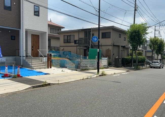 【前面道路含む現地写真】 | 道幅が狭い場所は比較的土地の値段が低いことが多く、また交通量が少ないため騒音が少なく静かな環境で過ごせます。また、小さいお子様がいるご家庭も安心です。一方で車の駐車が難しいというデメリットもあります。