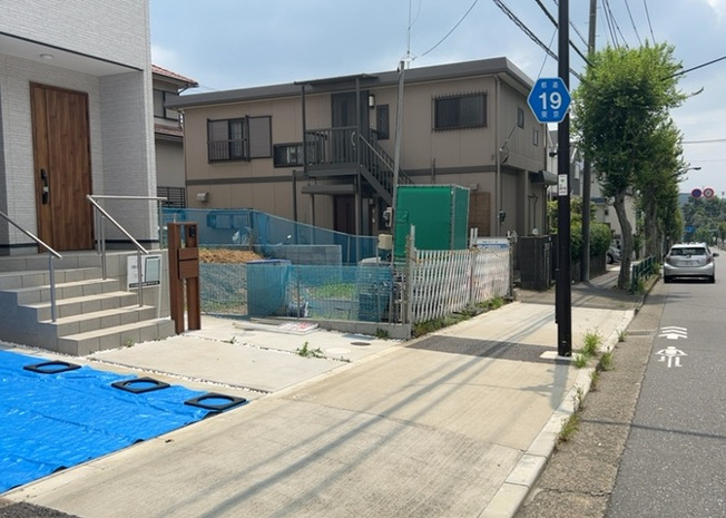 【前面道路含む現地写真】 | 道幅が広い場所は日当たりや風通が良好です。幅が広いのですれ違いも可能ですし大きな車でも駐車可能！一方で、大型車が通ることも多くなるため交通量の増加により騒音に繋がります。また土地の値段が高くなります。