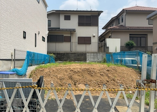 【外観】 | 現在は更地となっています。現地をご見学に行く際は、道路の幅や周辺の交通量、施設などをご確認頂くことをおすすめします！ある程度イメージをつけたいという場合は、同売主の施工事例や完成パースもお見せします。
