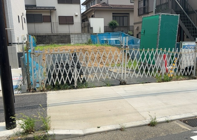【駐車場】 | 車一台あたりに必要なスペースは、標準サイズの普通自動車で横幅2m50cm、長さ5mは必要になります。ただし、乗降のことも考慮して横幅3m30cm、長さ5m50cmほどは確保できるところを選びましょう。