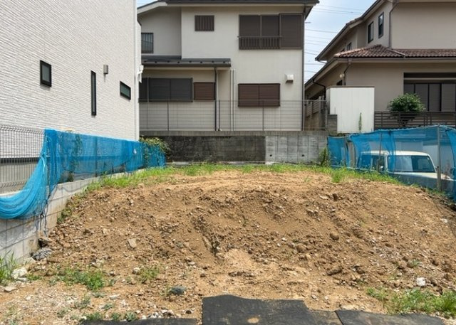 【玄関】 | 玄関は、狭すぎると複数人で使いにくく、広すぎても無駄な空間になりがちです。最低2畳を目安にして、家の広さとの兼ね合いや家族の人数を考慮して決めるとよいでしょう。現地を見学して快適な玄関を選びましょう！