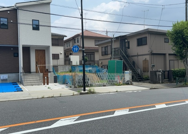 【前面道路含む現地写真】 | 住宅用の土地では前面道路に2m以上接していなければならないと法律で定められています。しかし、お持ちの車のサイズやライフスタイルなどにより、2mでは利便が悪い場合もございますので、事前に確認しましょう。