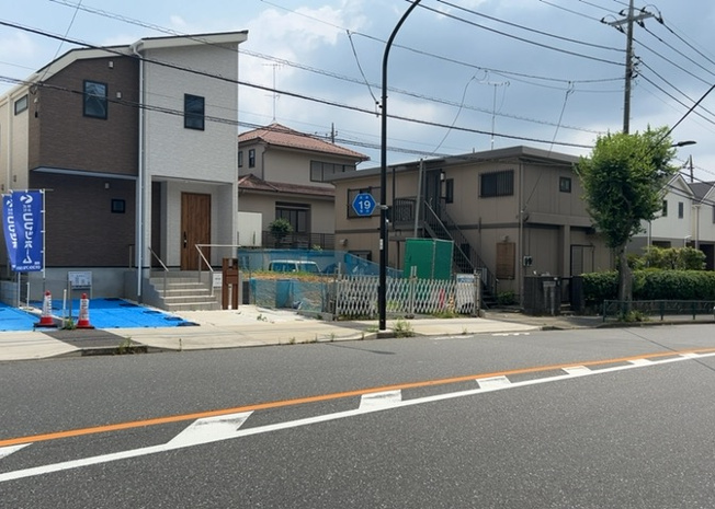 【前面道路含む現地写真】 | お持ちの車種によっては前面道路が広い方が便利でしょう。しかし、前面道路が広ければその分交通量が多くなるため、騒音などが気になる場合があります。実際に現地を見学し、周辺交通量や騒音などを確認しましょう！