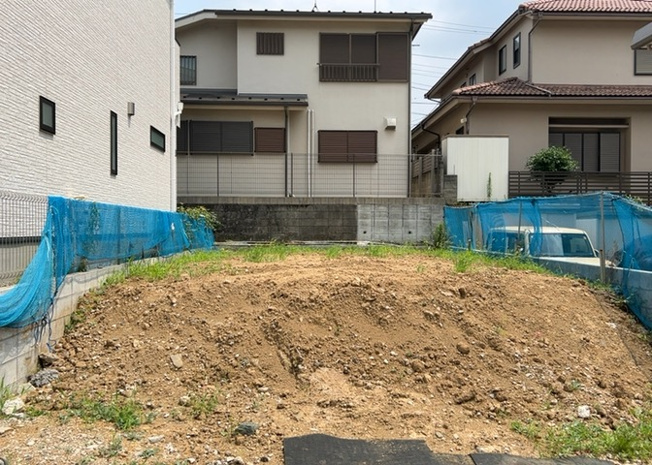【玄関】 | 玄関は家の顔でもあり、家族以外の目にも止まる場所です。玄関は外との間を仕切る扉、靴などをしまっておく収納スペース、靴脱ぎのたたきスペース、来客とのやり取りをするドアホンなど複数のアイテムからなります。