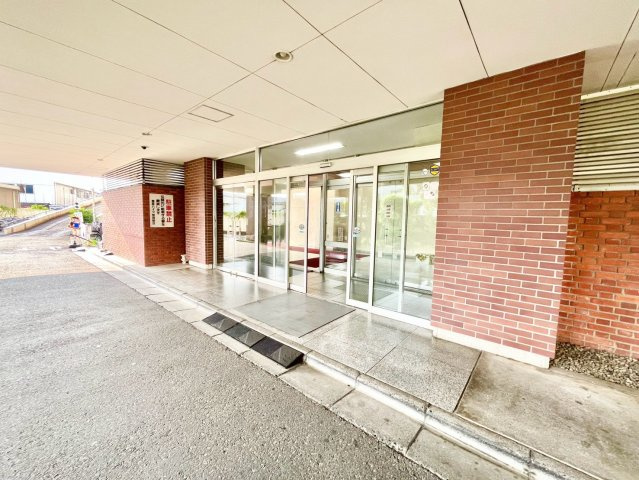 豊島ハイツのエントランス|2026.07.23撮影

現地ご見学希望・資料請求などお気軽にお問い合わせ下さい！
03-5990-5201