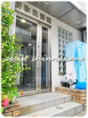 新氷五番館のエントランス