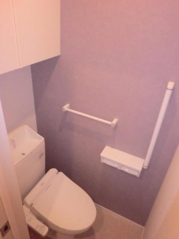 プルメリアのトイレ|落ち着いた色調のトイレです