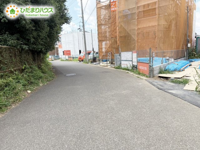 野田市清水公園東2丁目　新築戸建　1号棟の前面道路含む現地写真|接道：東側6m公道
