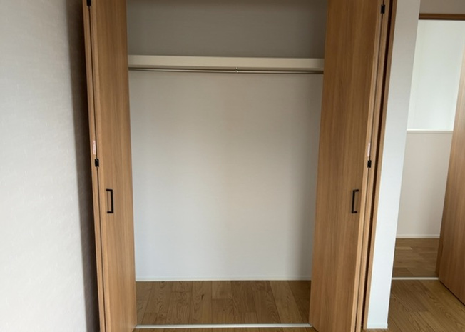 【収納】 | デザイン性を重視しすぎて収納が少なかった！なんてことにならないため、事前に現地で収納の数を確認しておくことをお勧めします。クローゼット以外にも床下収納や屋根裏収納、パントリーなどもチェックしましょう。