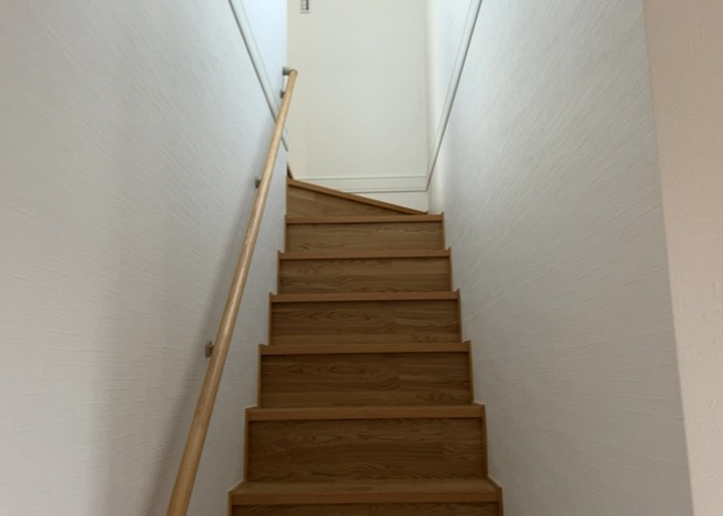 【内装】 | 建物の上下階の通路である階段は、その位置によって動線や室内の印象が大きく左右されます。手摺にも重要な役割があり、転倒の防止・歩行や動作を円滑にして日常生活を支えることを主な目的として設置されています。
