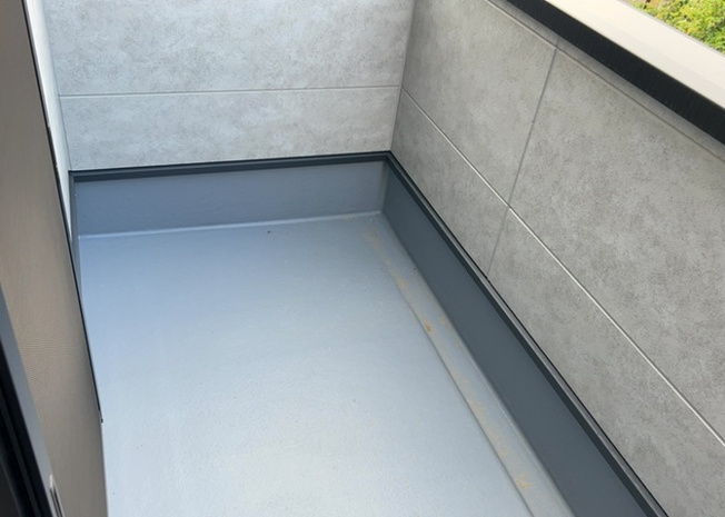 【バルコニー】 | バルコニーは、室外の専用スペースのうち、「屋根がなく開放された空間」であるものを指します。ベランダより広いタイプのものが多く、日当たりもよいため家庭菜園などを楽しみたい人にとって適した環境となります。