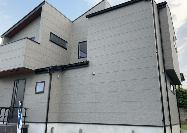 【外観】 | ついに完成致しました！現地をご見学に行く際は、道路の幅や周辺の交通量、施設などをご確認頂くことをおすすめします！物件の流れが早いため、内見をしたい方はお早めに当社営業までお問い合わせ頂きご予約下さい！