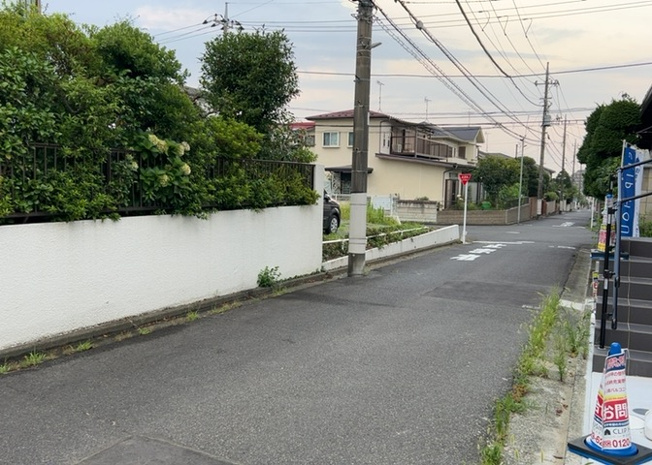 【前面道路含む現地写真】 | 住宅用の土地では前面道路に2m以上接していなければならないと法律で定められています。しかし、お持ちの車のサイズやライフスタイルなどにより、2mでは利便が悪い場合もございますので、事前に確認しましょう。
