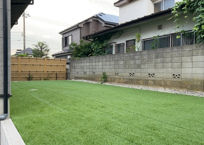【庭】 | 庭があることでガーデニングや家庭菜園はもちろん、こどもの遊び場やペットを放して遊ぶことができます。また、家の周囲に余裕があるということです。隣地との間があれば、十分な日当たりと、風通しが確保できます。